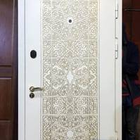 Белая дверь шпон с фрезеровкой
