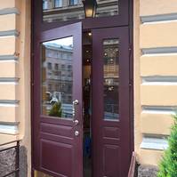Остекленная дверь в ресторане