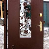 Порошковая дверь с коваными узорами