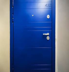 Синяя дверь с фрезеровкой