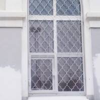 Установленная решетка на окне