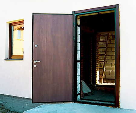 Фото установленной двери в доме