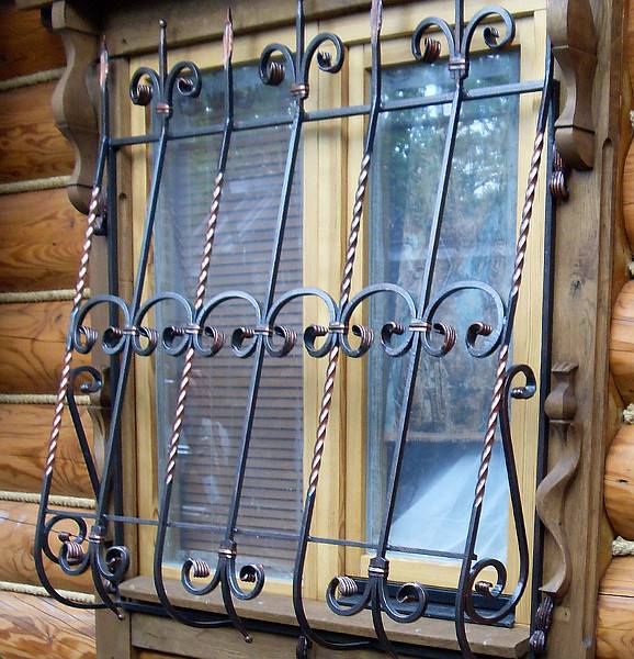 Решетка с кованым декором
