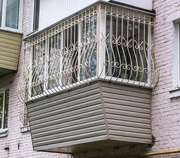 Балкон с решеткой