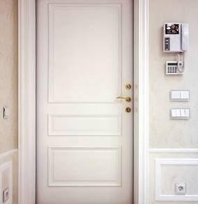 Белая филенчатая дверь