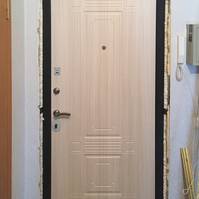 Белая дверь с отделкой МДФ