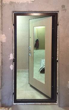 Белая МДФ дверь с зеркалом