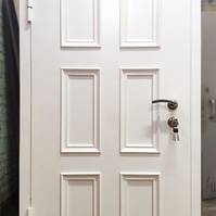 Белая металлофиленчатая дверь