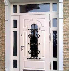 Белая парадная дверь