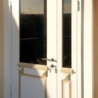 Белая полуторная дверь со стеклом