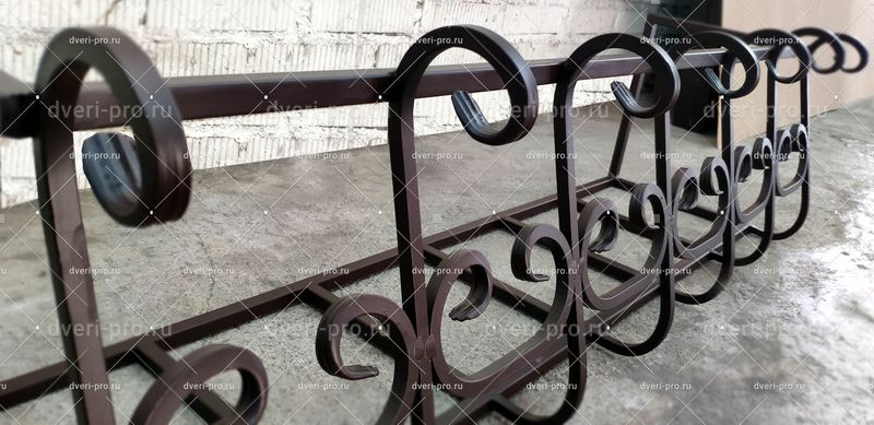 Металлические цветочницы на окна