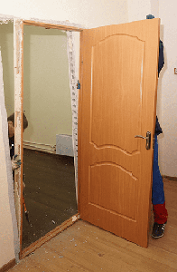Демонтаж старой двери