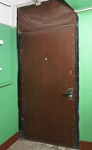 Фото старой тамбурной двери