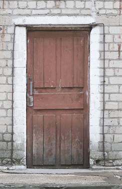 Старая входная деревянная дверь