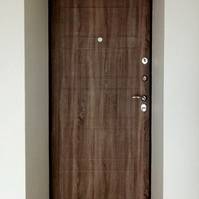 Дверь с коричневой МДФ панелью