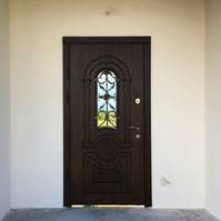 Установленная дверь с доме