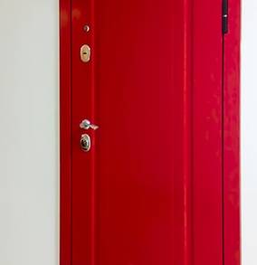 Дверь с красной МДФ панелью