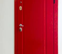 Дверь с красной МДФ панелью