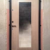 Квартирная дверь с МДФ и зеркалом
