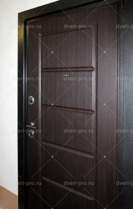 Входные железные двери в квартиру с установкой от производителя в Москве