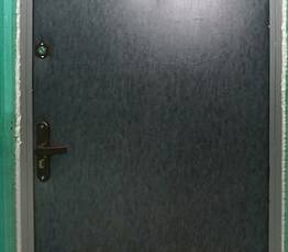Дверь с отделкой винилискожей