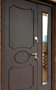 Фото парадной двери с порошковым напылением и стеклом