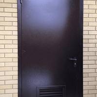 Установленная дверь в котельной