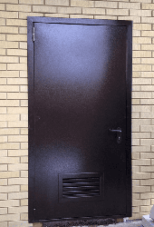 Фото установленной двери в котельную