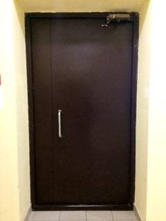 Фото тамбурной двери с доводчиком