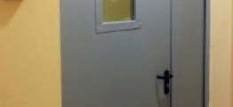 Монтаж противопожарной двери со стеклом для лифтового холла