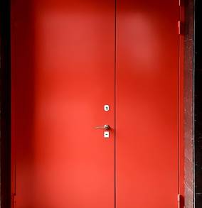 Красная двупольная дверь