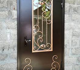 Коттеджная дверь с ковкой и стеклом