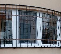 Кованая решетка для широкого окна