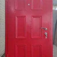 Красная металлофиленчатая дверь