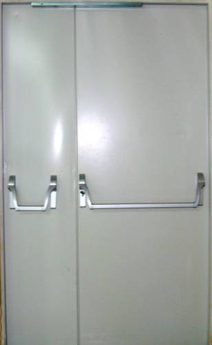 Фото огнестойкой двери с системой Антипаника