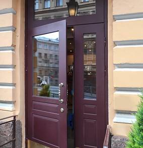 Остекленная дверь в ресторане