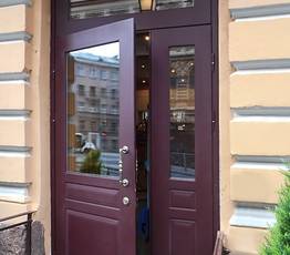 Остекленная дверь в ресторане