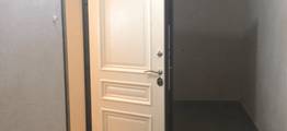 Фото белой шпонированной двери для квартиры
