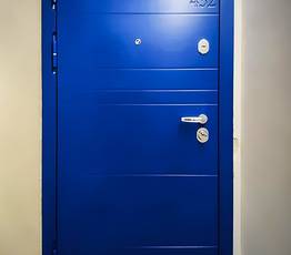 Синяя дверь с фрезеровкой