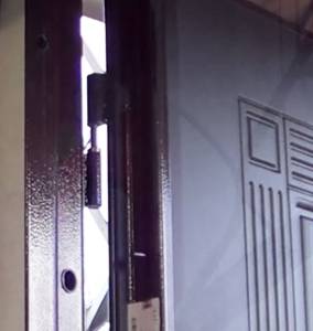 Снятие железной входной двери с петель