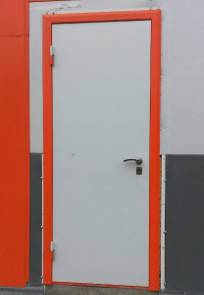 Техническая дверь с цветным наличником