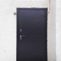 Черная техническая дверь
