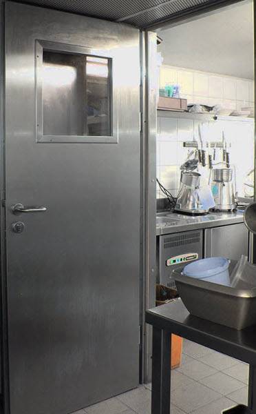 Фото технической двери в кухонном помещении