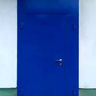 Синяя дверь с фрамугой