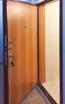 Фото установленной двери с ламинатом