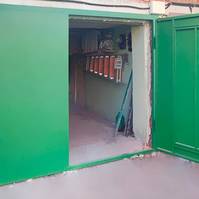 Зеленые ворота в гараж