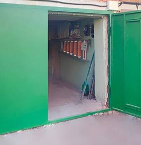 Зеленые ворота в гараж