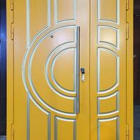 Желтая полуторастворчатая дверь