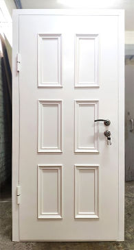 Белая металлофиленчатая дверь снаружи