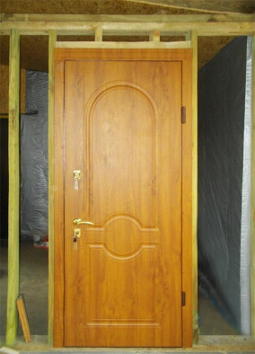 Дверь МДФ в каркасном доме